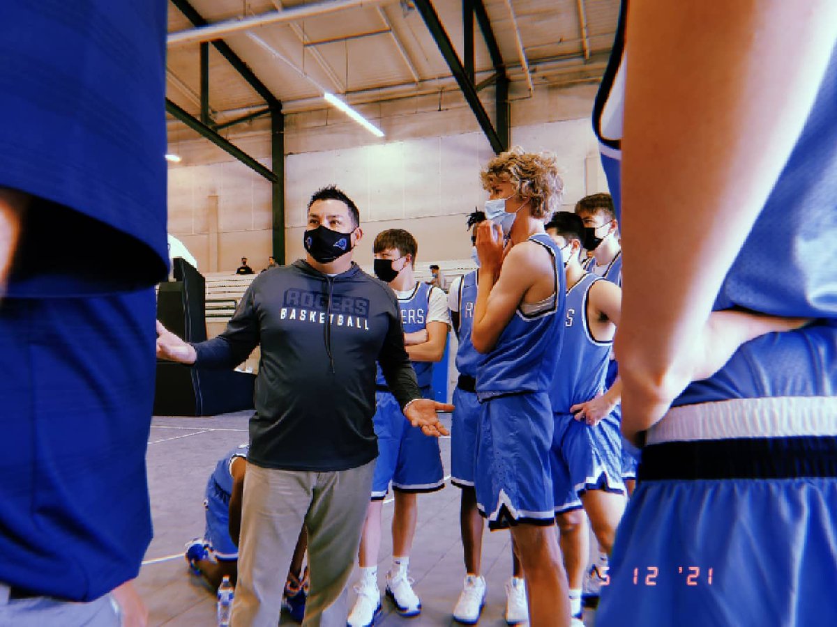 Emdymondphotos's tweet photo. My first day back shooting hoops in over 400 days. 4 King of the Hill games covered and a heck of a way to kick off this miraculous feat that is this @SPSL4A basketball season,  which came together with the help of an entirely community #HoopThePuyallup https://t.co/pj9y4LT8Z4