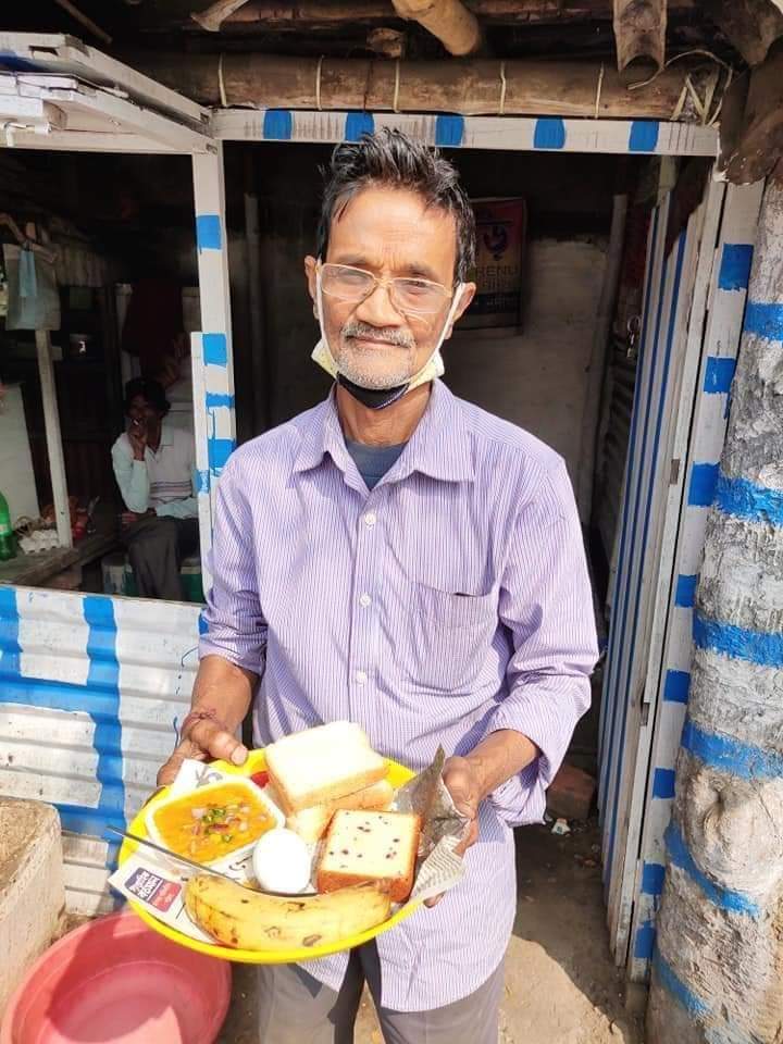 BengNationalist's tweet photo. সুভাষ দাদু মাত্র 25 টাকায় 5 রকমের খাবার দেন।
দাদু আর দিদা মিলে ভোর 4 টে থেকে ওঠেন।
কি অদ্ভুত বিষয় না এই বয়সে যাদের বাড়িতে বসে রেস্ট নেওয়ার কথা তারাই যোদ্ধার মতো কাজ করছেন নিজদের টিকিয়ে রাখার জন্য। 

নরেন্দ্রপুর রামকৃষ্ণমিশন পেট্রোল পাম্পের বিপরীতে 
Ph:-9830820196 https://t.co/hnYnBB2HrE