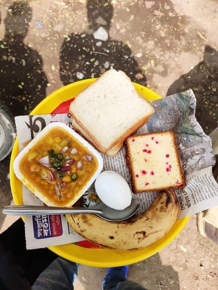 BengNationalist's tweet photo. সুভাষ দাদু মাত্র 25 টাকায় 5 রকমের খাবার দেন।
দাদু আর দিদা মিলে ভোর 4 টে থেকে ওঠেন।
কি অদ্ভুত বিষয় না এই বয়সে যাদের বাড়িতে বসে রেস্ট নেওয়ার কথা তারাই যোদ্ধার মতো কাজ করছেন নিজদের টিকিয়ে রাখার জন্য। 

নরেন্দ্রপুর রামকৃষ্ণমিশন পেট্রোল পাম্পের বিপরীতে 
Ph:-9830820196 https://t.co/hnYnBB2HrE