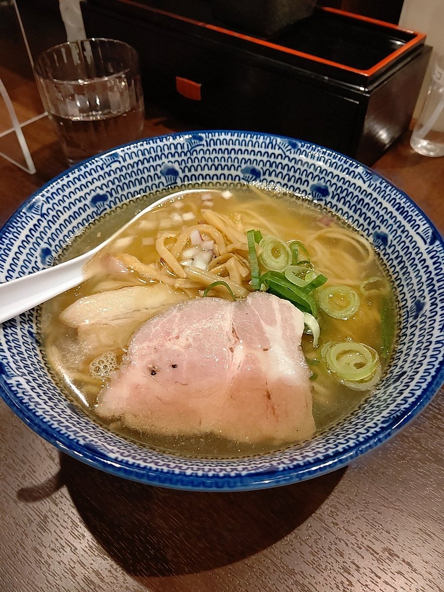 katsufry1's tweet photo. 荻窪 麺や飛武

焼きあご中華そば

麺がツルツルしていて、スープはあっさりでした(^_^)
卓上には辛子味噌もあるので、味変も楽しめます！

ご馳走さまでした！ https://t.co/bSJFjh4EuW