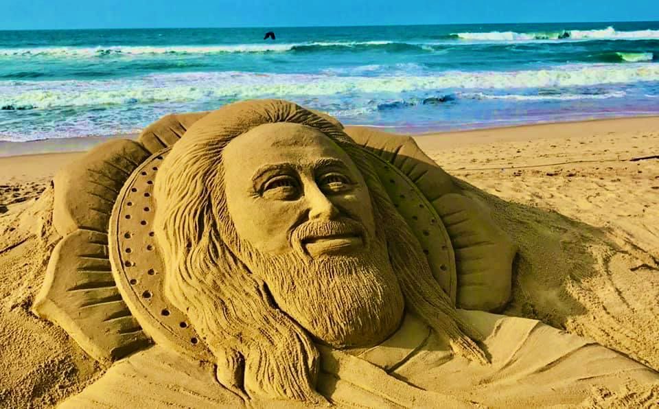 sudarsansand's tweet photo. #HappyBirthdayGurudevSriSri Ji. May Guruji live a long, healthy life &amp; continue to spread his wisdom around the World. One of My SandArt at puri beach in Odisha.
#ThankYouGurudev @SriSri 🙏 https://t.co/LmdsmVitsw