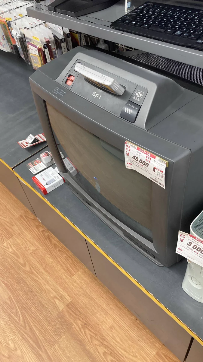テレビにスーファミのソフトが刺さっている？物が発見される！