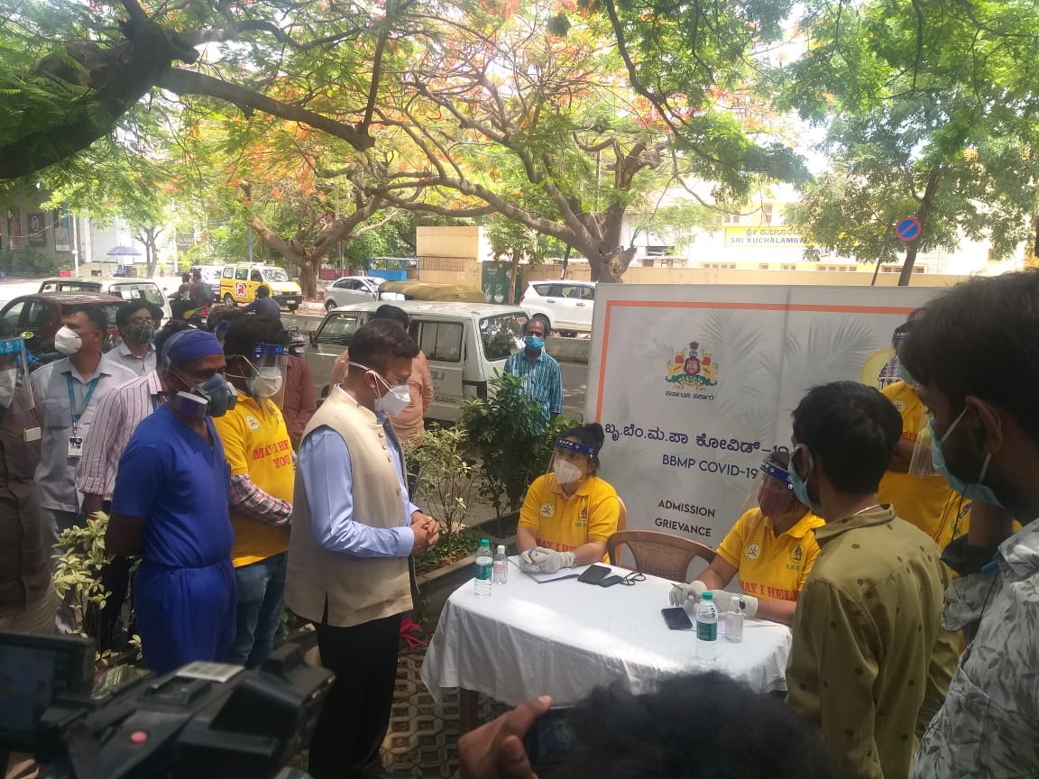 grovervj's tweet photo. You can spot these #YellowTShirtBoys at Hospitals who are ready to lend a helping hand .Wonderful effort #CitizenHelpDesk team @GirishMattenna1 #BheemRajesh @sriAAA_ and all volunteers saw them in action at #Charaka yesterday. https://t.co/0N5yQMsbiS
