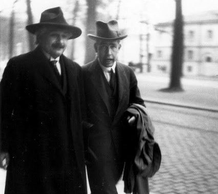 PhysInHistory's tweet photo. Physics Photo Of the Day:
General relativity v/s Quantum Mechanics
(A. Einstein and Niels Bohr c. 1934, Brussels) https://t.co/rHBisVPGn3