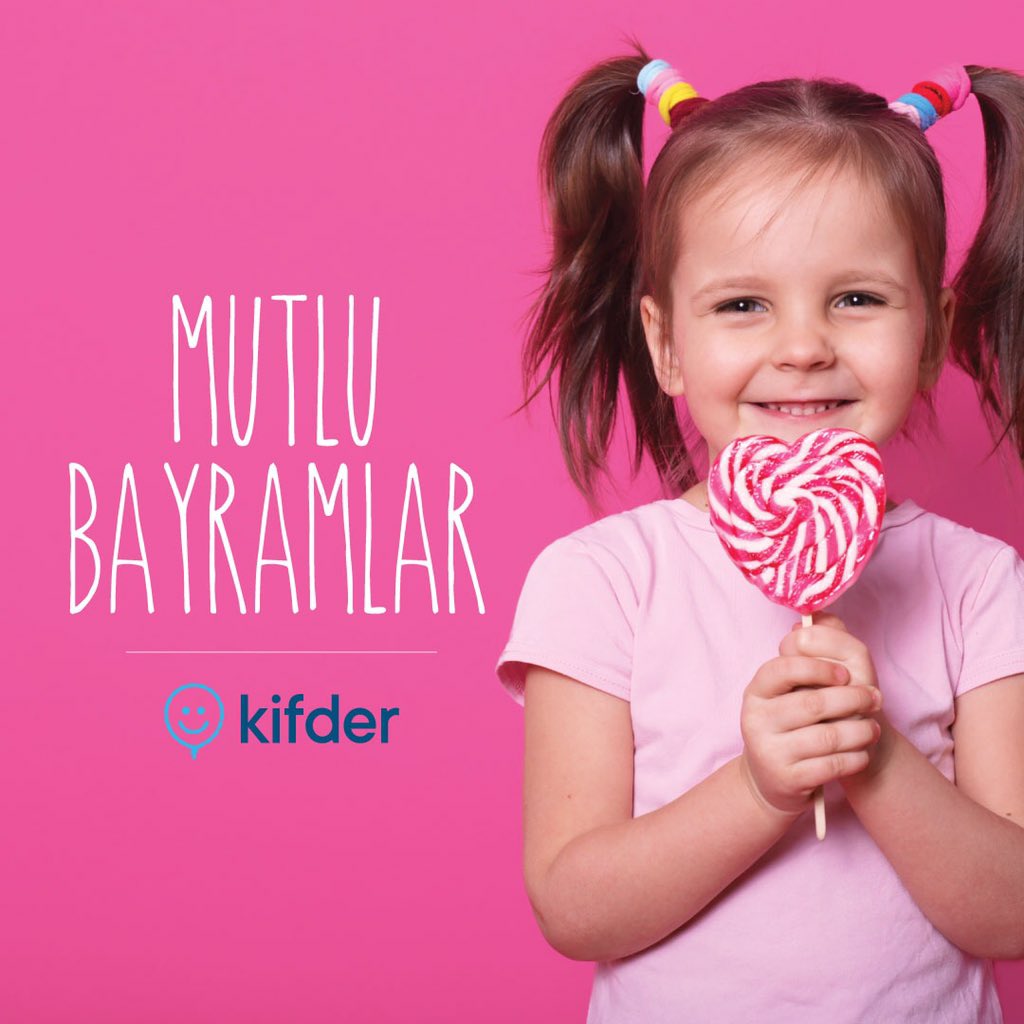 Сладости для детей. Blondcandy. Розовая фотосессия с леденцом. Девушка в зубах держит лифчик. Юные конфетки.