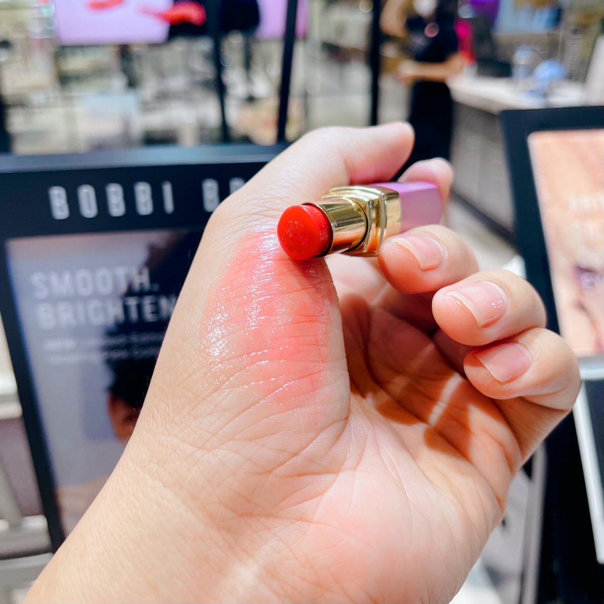 Khunsomsree's tweet photo. รักมาก 💓 ลิปบำรุงของ @BobbiBrown_TH ทาแล้วปากชุ่มฉ่ำ ไม่เหนียว หมดไปกี่แท่งแล้วก็ไม่รู้ ล่าสุดออก package ใหม่ Limited edition สีชมพูหวานแหว๋ว บอกเลยว่าต้องมี เราไปจัดมาแล้วสี #bareraspberry รีบ ๆ น๊าเดี๋ยวของหมด #ของมันต้องมี #ใช้ดีบอกต่อ https://t.co/8UZRI2awz2
