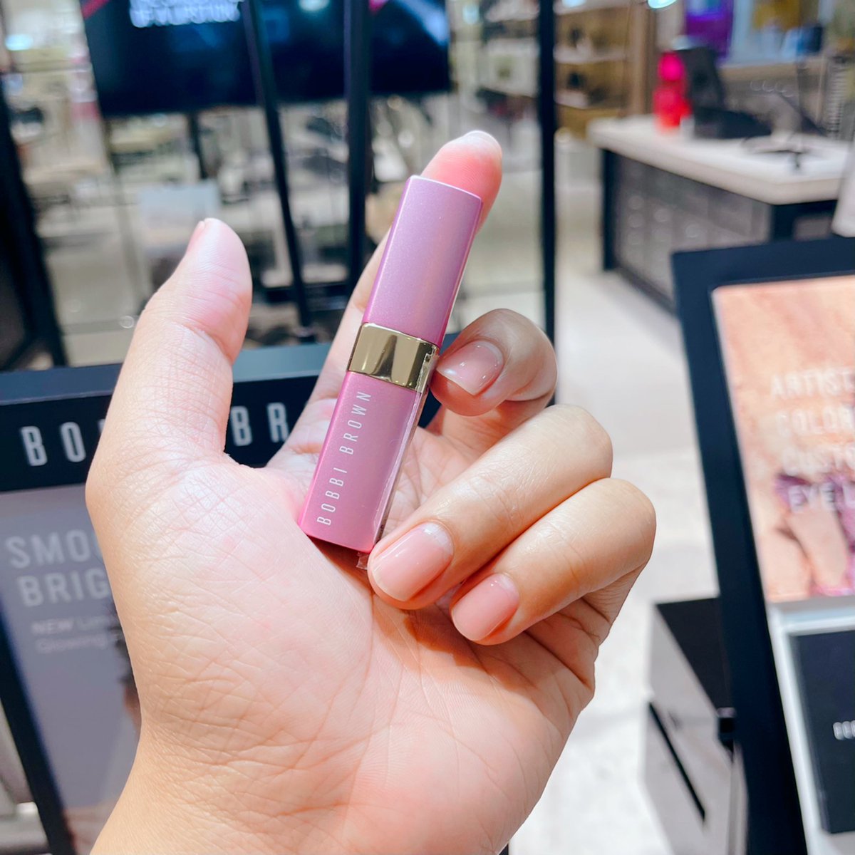 Khunsomsree's tweet photo. รักมาก 💓 ลิปบำรุงของ @BobbiBrown_TH ทาแล้วปากชุ่มฉ่ำ ไม่เหนียว หมดไปกี่แท่งแล้วก็ไม่รู้ ล่าสุดออก package ใหม่ Limited edition สีชมพูหวานแหว๋ว บอกเลยว่าต้องมี เราไปจัดมาแล้วสี #bareraspberry รีบ ๆ น๊าเดี๋ยวของหมด #ของมันต้องมี #ใช้ดีบอกต่อ https://t.co/8UZRI2awz2