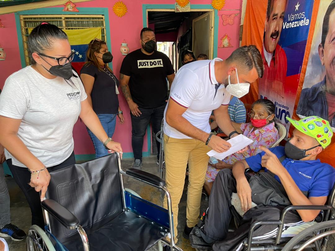 PsuvGirardotPo1's tweet photo. Nuestro Alcalde @RafaelGirardot estuvo visitando la comunidad de los Cocos llevando ayudas para el pueblo y junto al equipo de Gobierno se atendió los servicios públicos para ir optimizando cada comunidad visitada con el apoyo del Gobernador @R_MarcoTorres 
@NicolasMaduro https://t.co/XXnwC10Nco