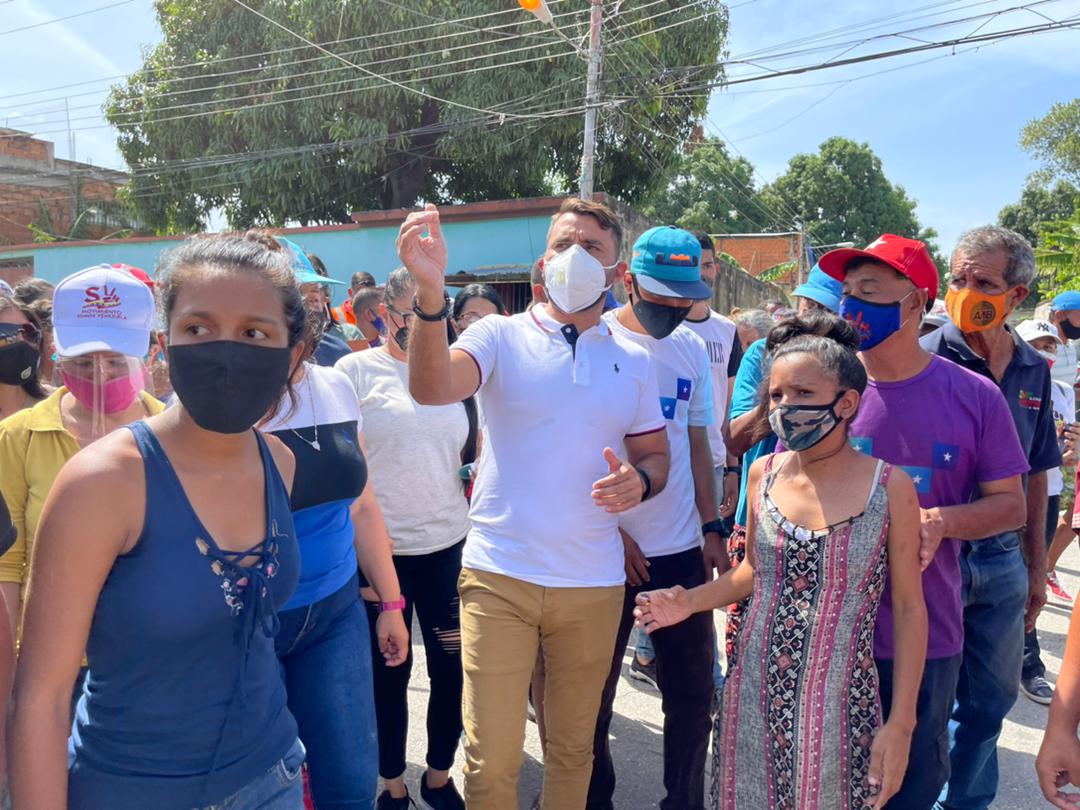 PsuvGirardotPo1's tweet photo. Nuestro Alcalde @RafaelGirardot estuvo visitando la comunidad de los Cocos llevando ayudas para el pueblo y junto al equipo de Gobierno se atendió los servicios públicos para ir optimizando cada comunidad visitada con el apoyo del Gobernador @R_MarcoTorres 
@NicolasMaduro https://t.co/XXnwC10Nco