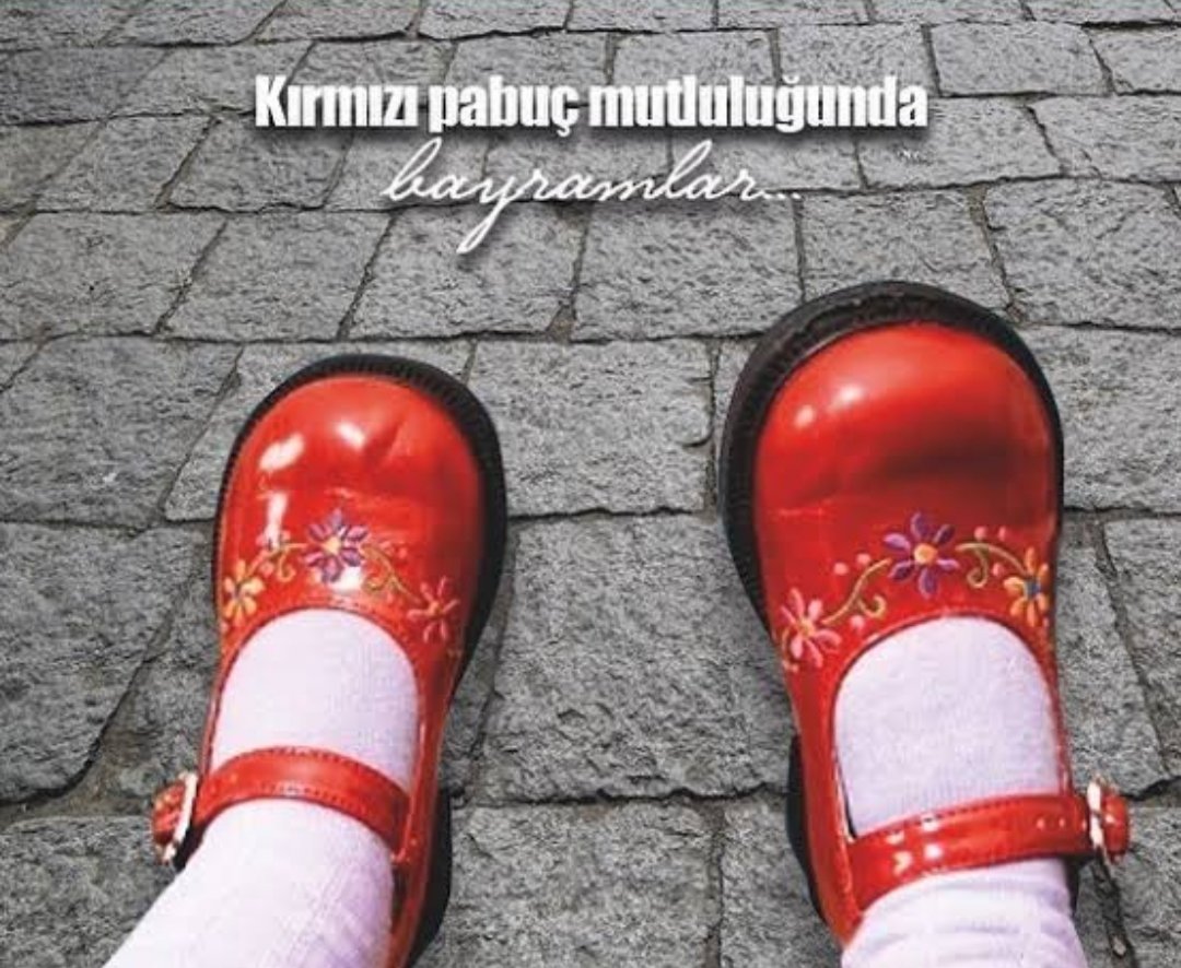 Bayram neydi?
 Benim bayramlarım,  çocukluğumdu, bir çift kırmızı pabuçtu. Jelatinli şeker, üstü Atatürk'lü 2.5 lira, bazen bir mendil. En çok ta, Anne babaydı. Şimdi hiçbiri yok. Bayramlar var sadece. Kuru yavan. Hapsolunmuş. Daha mutlu, bayramlara diyelim. Sevdiklerinmizle.
