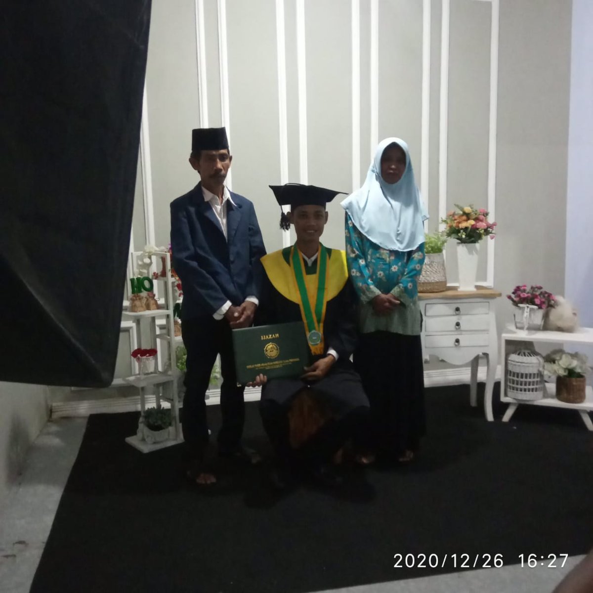 Assalamualaikum.Wr.Wb, dalam beningnya hati, dalam santunnya ucapan ada kata" kilaf dan perbuatan yang membekas luka, dengan segala kerendahan hati, saya Slamet Urip Sekeluarga ngaturaken Selamat hari raya Idul Fitri 1442 H. Mohon Maaf Lahir dan Batin.