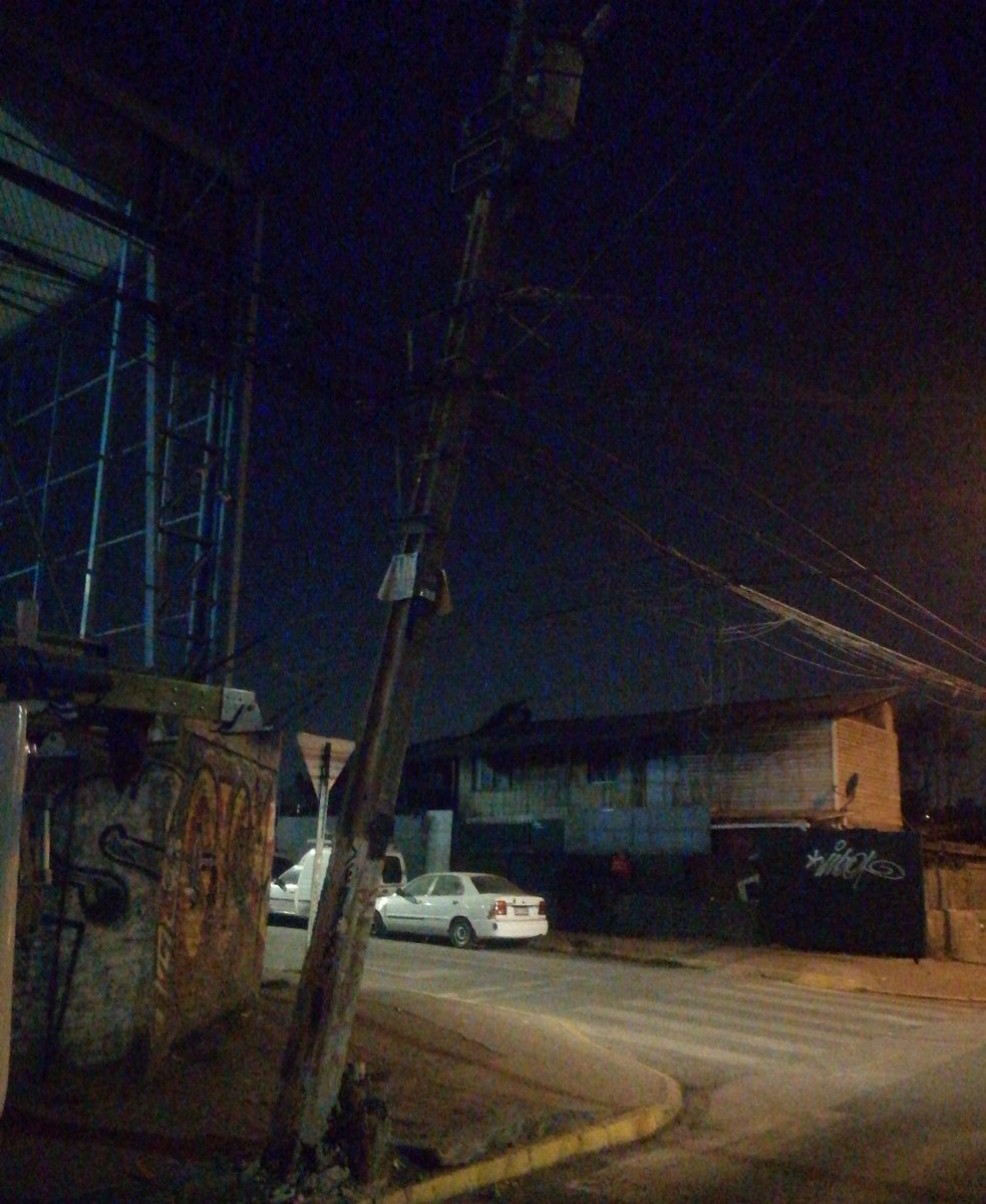 Enel_Informa_CL's tweet photo. [00:53] Sobre #PosteChocado en Frontera con Afluente en la comuna de Peñalolén, les compartimos imaginen de la incidencia. Recordamos transitar con precaución. https://t.co/8zKjVfvlZy