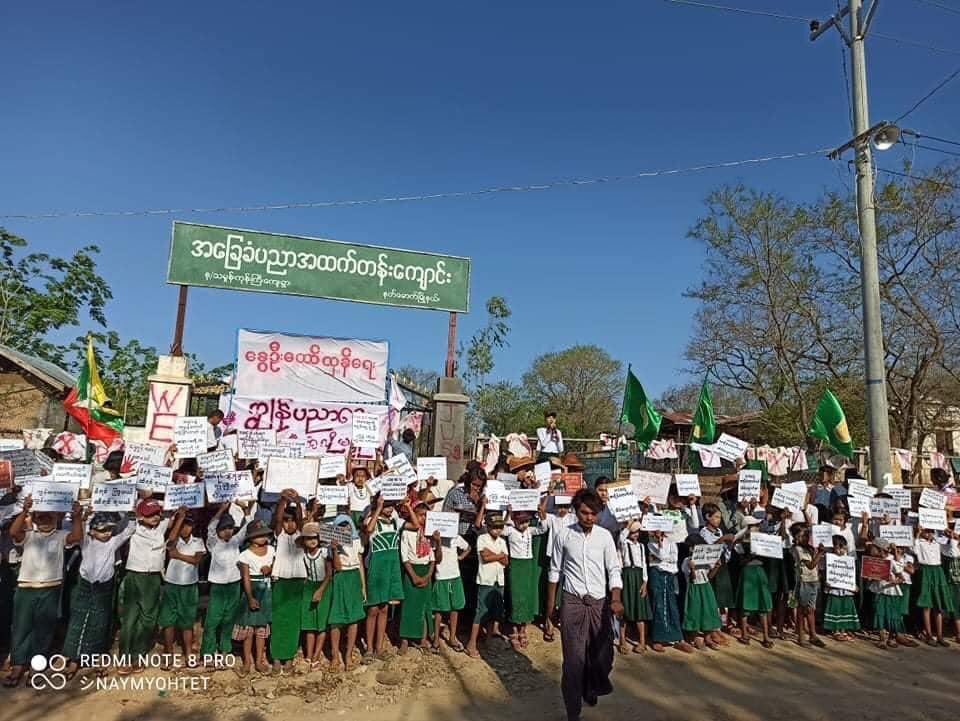 Admirers of Daw Aung San Suu Kyi are forcing school children around the age of 5 to 12 innocent-children to protest the coup on the streets for their personal political worship. They are also threatening children to don’t go to school in recent situation.
#MilitaryCoupInMyanmar