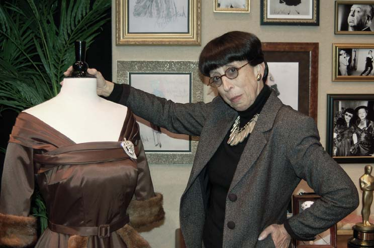 takemeout's tweet photo. GENTE PERAI QUE EU DESCOBRI AGORA QUE A EDNA MODA (ESTILISTA DO FILME OS INCRÍVEIS) FOI BASEADA NUMA ESTILISTA INCRÍVEL DE HOLLYWOOD CHAMADA EDITH HEAD??????????? https://t.co/7BlcxUMKJM
