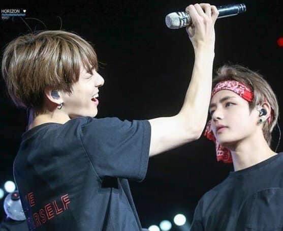 HnThinNhiARMY2's tweet photo. "Đôi khi một thoáng rung động, cũng kéo theo một đời cố chấp."🐯🐰
_______
#vkool #taekook
#BBMAsTopSocial @BTS_twt https://t.co/2EPyDXHneH