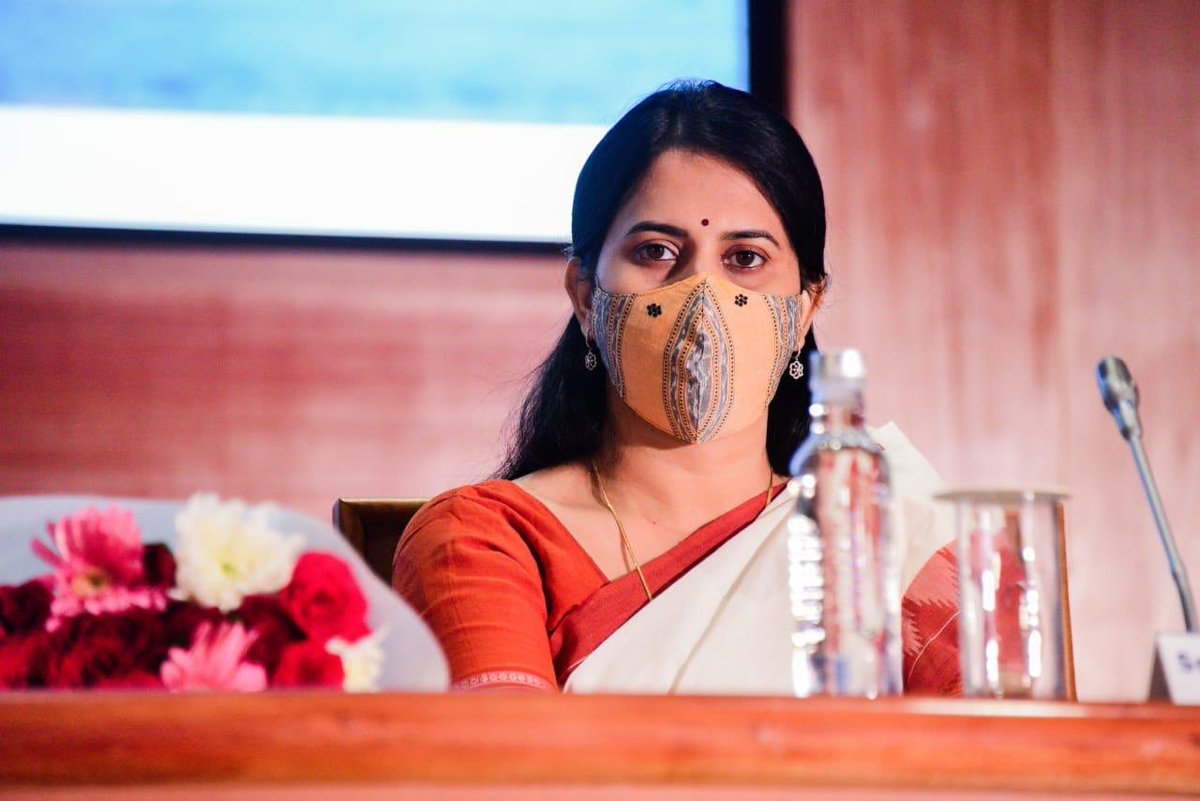 ShreemayeeM's tweet photo. #StaySafe History will remember this war•
A war that was fought by Doctors,not soldiers• 
A war that was fought with Soaps,not guns•
A war that was followed by keeping Distance,not contact•
 A war that was fought at home, not in the Battlefield. https://t.co/3Hm0tHJUnD