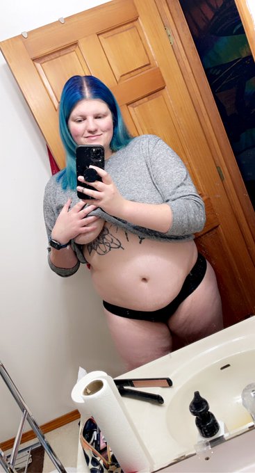 Feeling myself with my #bluehair and the fact that I just got #tatted helps to. https://t.co/lhAZX5V<a href="/tag/bluehair"class="tags">#bluehair</a><a href="/tag/tatted"class="tags"><span>#tatted</span></a>