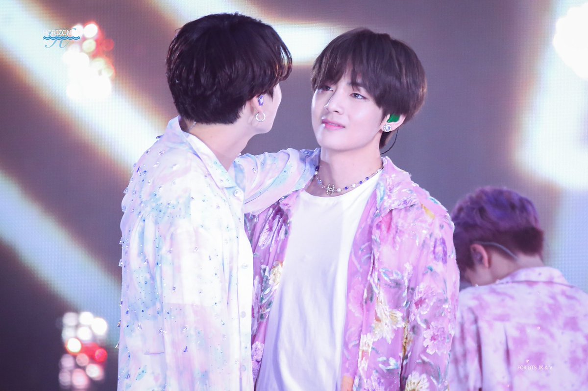 HnThinNhiARMY2's tweet photo. Rõ ràng em không muốn, chính hai người kiến em dấn thân vào biển tình này.🐯🐰
_________
#BBMAsTopSocial @BTS_twt
#Vkool #Taekook
Cre: horizon_9597 https://t.co/qtGOFN9d9b