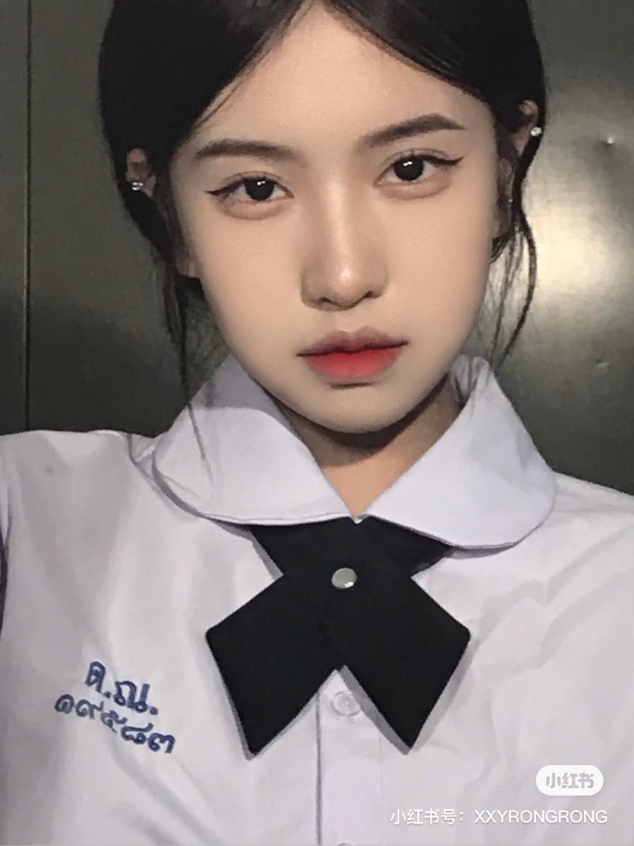 xxhani__'s tweet image. ชุดนักเรียนไทยก็คือเป็นชุดแฟชั่นบ้านเขาไปแน้ว น่ารักอ่า อยากใส่บ้างเลย 💼🤏🏻