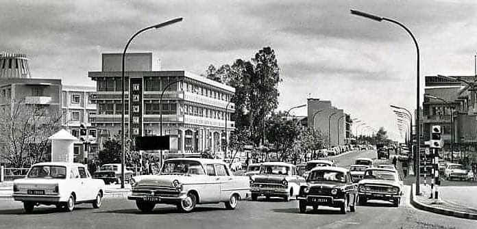 engelsefordclub's tweet photo. STRAATTONELE/ SA STREET SCENES
Bellville straatkruising. Ek reken vroeë sestigs. Wie onthou nog die plek en watter karre herken jy hier. #Point some #Ford..... https://t.co/zU9IzstvnY