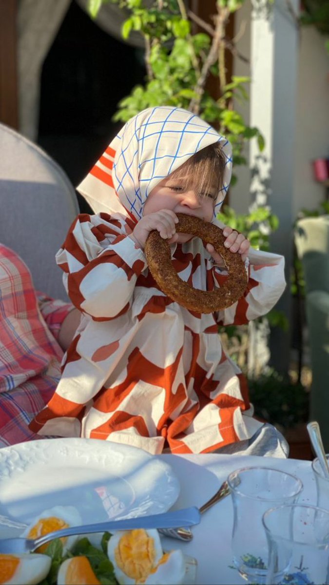 1 ay sonra kahvaltıda simit yiyorum;