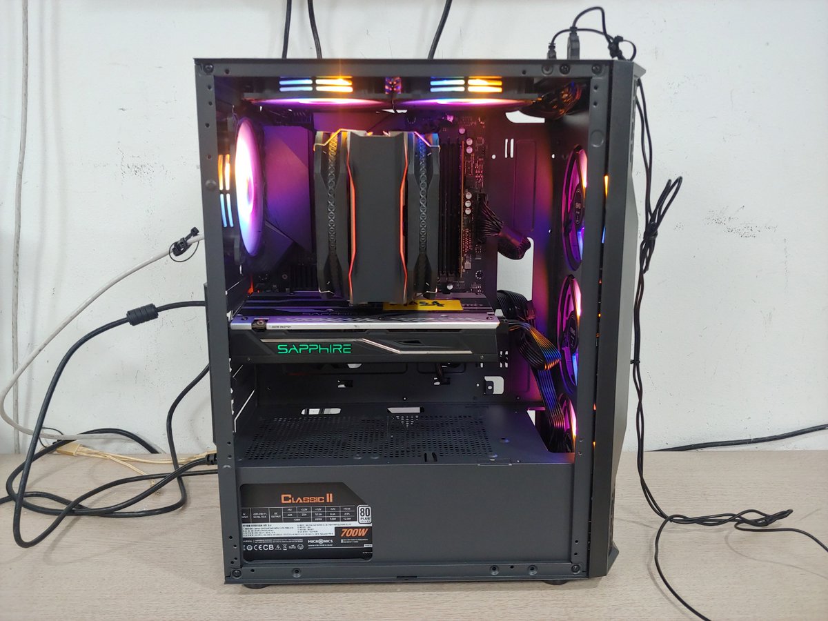 PlaymallPC's tweet photo. 최정* 님께서 주문해주신 PC입니다. 
3900X/SSD500G 등으로 구성되어있습니다.
케이스는 ABKO의 베놈이 사용되었으며 메모리와 그래픽카드는 고객님께서 보유중인 제품을 사용하기로 하셨습니다. AMD의 3900X는 작업용으로 사용하기에는 지금도 좋은 제품이라고 생각됩니다. 
구매해주셔서 감사합니다. https://t.co/qf5xUjBmyI