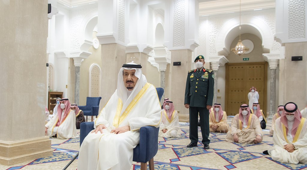 Bandaralgaloud's tweet photo. سيدي #خادم_الحرمين_الشريفين يؤدي صلاة عيد الفطر المبارك. https://t.co/iS2SJDaemv