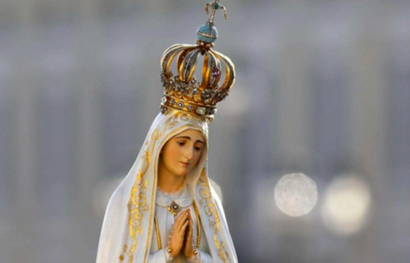 Ricordiamo le apparizioni della #Vergine ai pastorelli di #Fatima. Il legame di #PapaWojtyła salvato da 'una mano materna'; l'affermazione di #BenedettoXVI: 'la missione profetica di Fatima non è conclusa”, sono un appello ad accogliere Cristo. Senza di Lui, tutto è perduto.