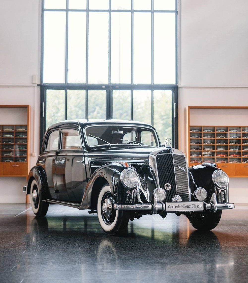 MercedesBenz_DE's tweet photo. Klassiker der Luxus-Klasse: Der Mercedes-Benz 220 der Baureihe W 187 wurde 1951 auf der Internationalen Automobilausstellung (IAA) in Frankfurt am Main vorgestellt.
#mbclassic #W187 https://t.co/8g2xo99mov