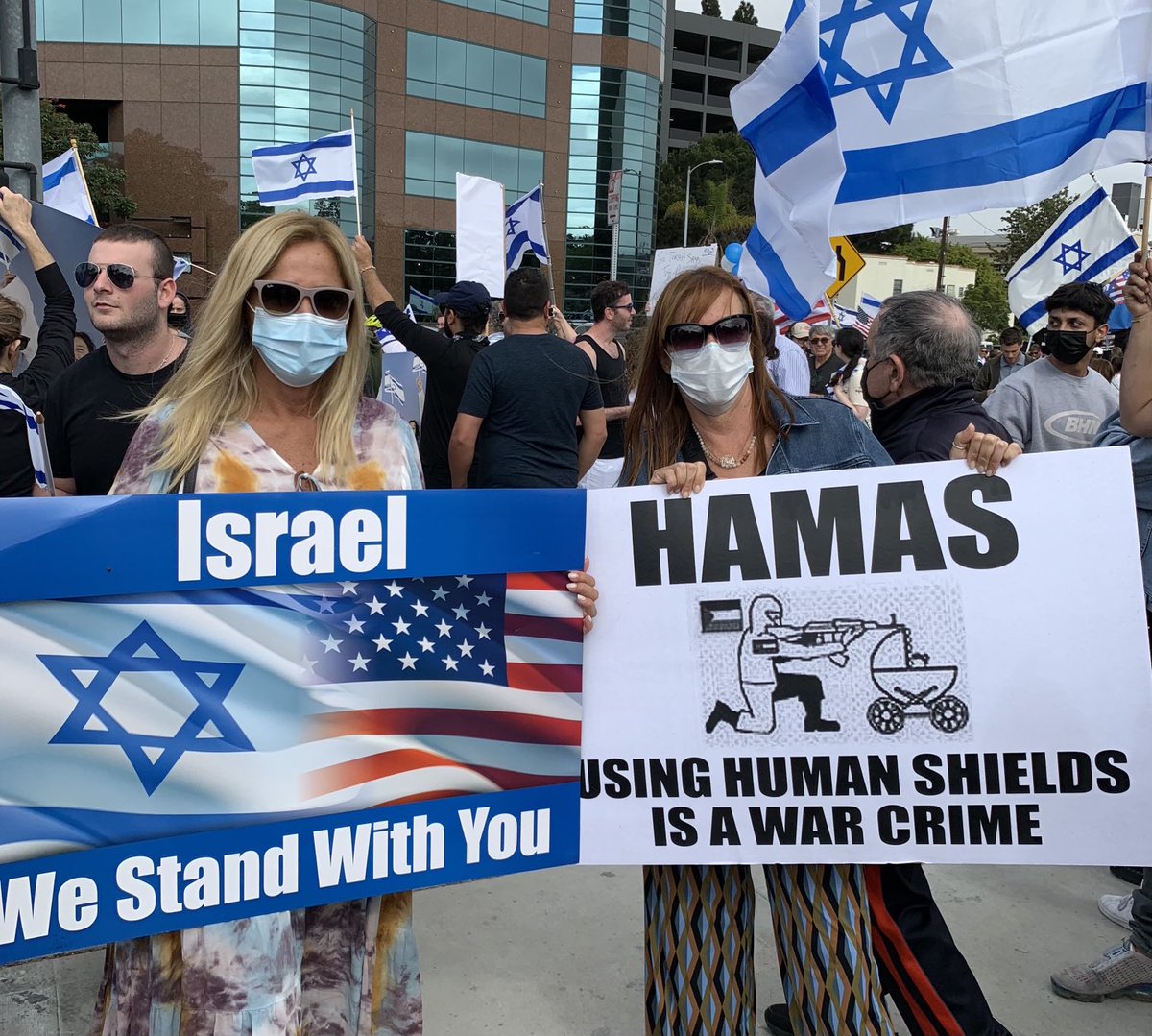 InbarCohen13's tweet photo. Heartwarming: People in Los Angeles show love and support to Israel in its fight against terrorism from Gaza

Thank you for standing with Israel! 
Lots of appreciation 🇮🇱❤🇺🇸 https://t.co/FuTtPu6342