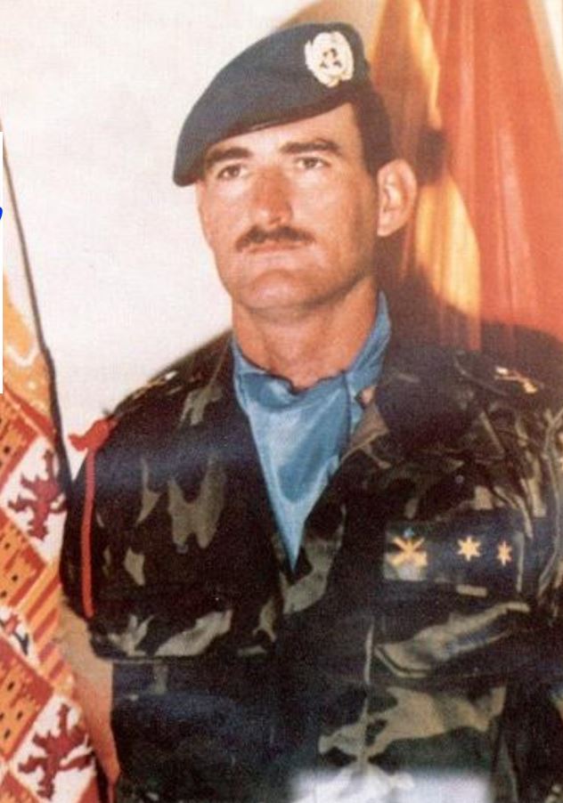 EjercitoTierra's tweet photo. #Taldíacomohoy 1993 fallece el primer casco azul en Operaciones de Paz, teniente #Infantería Arturo Muñoz Castellanos, alcanzado por metralla de mortero en #Mostar , cuando transportaba sangre al hospital musulmán de la ciudad. #EfeméridesEjército 🇪🇸
https://t.co/5CuwgCOqq0 https://t.co/NvQSXfJ1dU