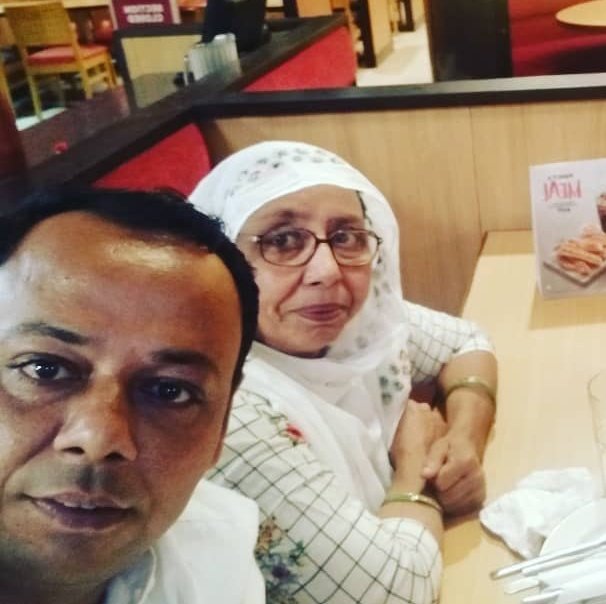 AjmalKhanINC's tweet photo. Who is #Mother ?
Mother is d only person who carries U #NineMonth in her Belly,
3 yrs in her arms and to the world.
Mother turns #Seeds into flowers.
Miss u Maa more than anything 🥺 https://t.co/Y63zHWa6fJ