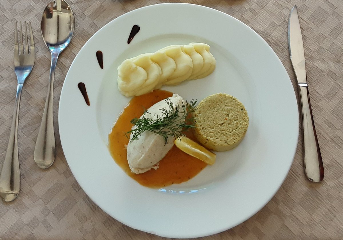 vanessa___dc's tweet photo. Aujourd’hui au Château de la Brague à @antibes_jlp on s’est régalé avec le menu du jour et sa déclinaison en texture modifiée. Salade printanière , duo de lotte et saumon 🐟 crumble fraise 🍓 rhubarbe 🤤
#EHPAD #antibes https://t.co/2pyRrvEHXr