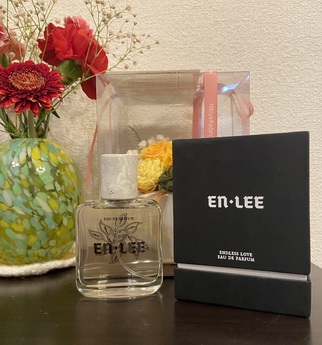 実は、今日は一年に一度の特別な日でして🎂（またテンちゃんと1つ年が離れてしまった😂）
昨日🧼で🌹の写真貰ったから、今日はないかな…て思ってたら…
今日はご本人と共に…🌹😭💕😭💕😭💕
テンちゃんホントにありがとう🌹❤︎.*
最高の1日になりました🥰
今日届いたENLEE🎁と共に…❤︎.*