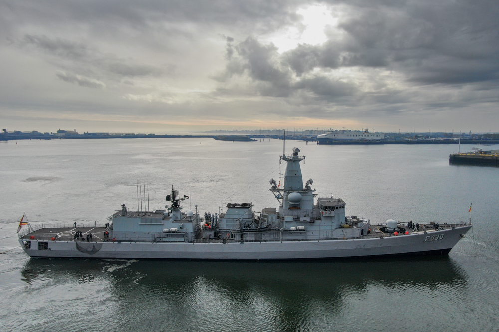 BelgiumDefence's tweet image. Après trois mois d’engagements opérationnels, la frégate Léopold I fait escale dans la base navale de Zeebruges avant de repartir pour l’exercice #FormidableShield2021 #Navy
beldefnews.mil.be/la-fregate-leo…