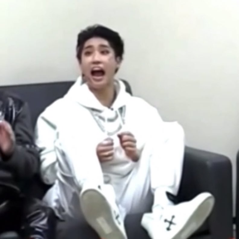 sungiees's tweet photo. how it this literally him??? https://t.co/KSkjWyZCmD