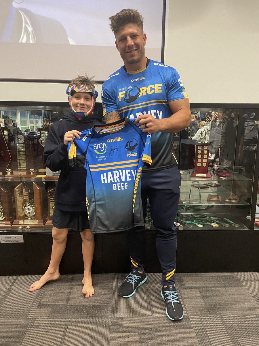 JBrothersRUFC's tweet photo. Our Junior Brother Eli, who recently sustained an injury whilst playing had a friendly visit from  Western Force player Brynard Stander 🔵⚪️ 

Showing us all that we can overcome anything, thanks Brynard! 💪🏻

My Club,Your Club
#brothersforlife https://t.co/GmgNhPK7Mf