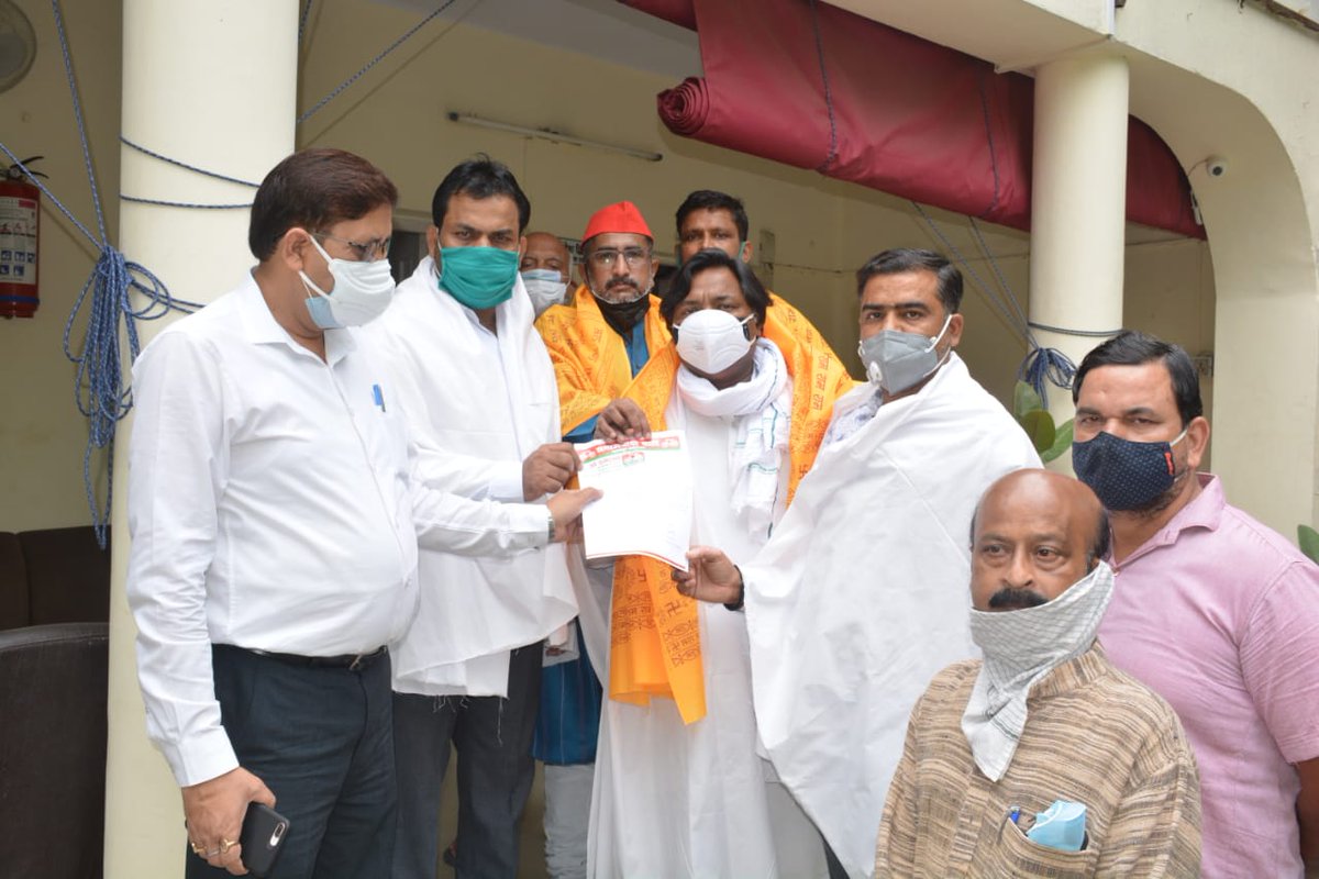 कफन ओढ़ व रामनामी पट्टिका कर कानपुर में हो रही कफ़नचोरी पर ज्ञापन दिया। 

<a href="/yadavakhilesh/">Akhilesh Yadav</a> जिंदाबाद।