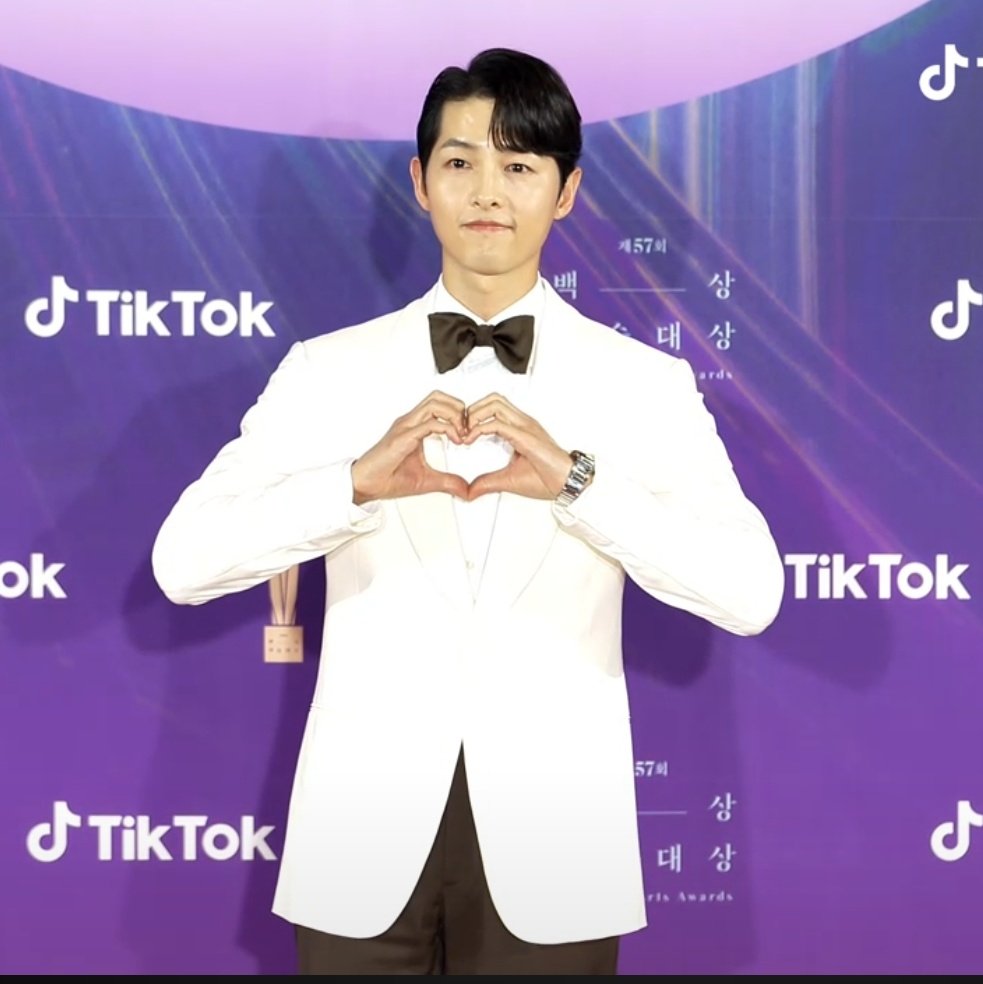 iconickdramas's tweet photo. Song Joong Ki! Look at him 😭💛 #BaeksangArtsAwards2021 https://t.co/KSEGk0aAcb
