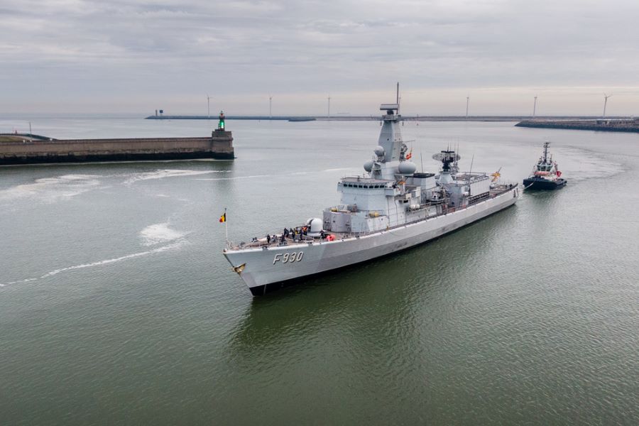 BelgiumDefence's tweet image. Na drie maanden operationele inzet, houdt het Fregat Leopold I een tussenstop in Zeebrugge, voor zijn vertrek in het kader van de oefening #FormidableShield2021 #Navy 
beldefnews.mil.be/fregat-leopold…