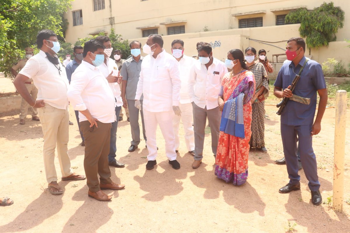 JakkaVenkat2020's tweet photo. మేడ్చల్ మల్కాజ్గిరి జిల్లాలో కరోనా రెండవ దశ నియంత్రణలో భాగంగా మంత్రి మల్లారెడ్డి గారి అధ్యక్షతన ఘట్కేసర్ ఎమ్మెల్యే క్యాంప్ కార్యాలయంలో నిర్వహించిన సమీక్ష సమావేశంలో పాల్గొనడం జరిగింది.
#Peerzadiguda_Municipal_Corporation
#Swachh_Peerzadiguda
#mlacampoffice #ChMallaReddy https://t.co/KEZMnI62co