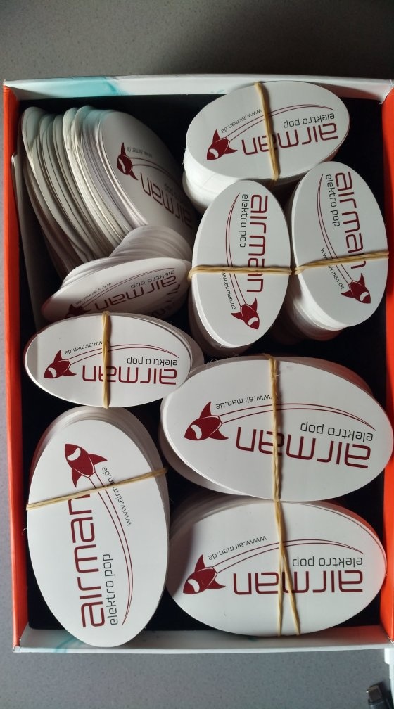 airman_DE's tweet photo. Thousands of new stickers have been arrived. Now a smaller version is also available.And because I'm an “Artist for Future“: adhesive, color and material are environmental friendly.
#artistsforfuture #rocketmusic #airmanpop #sticker https://t.co/AdjKYVIi5G