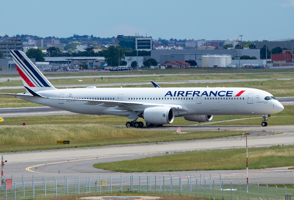 cliper31's tweet photo. #AirFrance #Airbus #A350 MSN502 #FHTYK without any name (will be "Biscarosse") @A350_Production @TLSWatch @aibfamilyflight https://t.co/dlVjUK1c1j