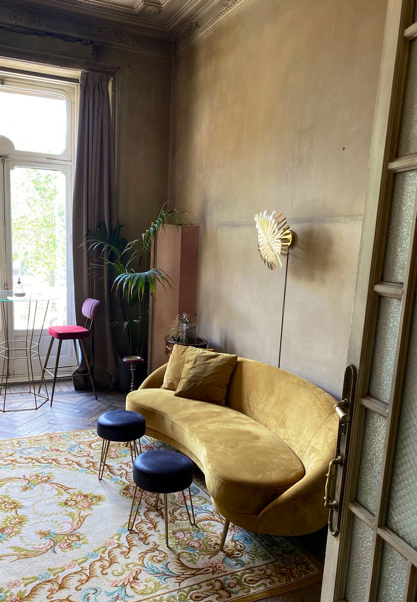 reciben al comensal en un ambiente único, manteniendo ese clima de casa particular.
Suelos viejos que crujen, madera de tablón gordo, paredes descascarilladas cargadas de encanto, tapices, libros...