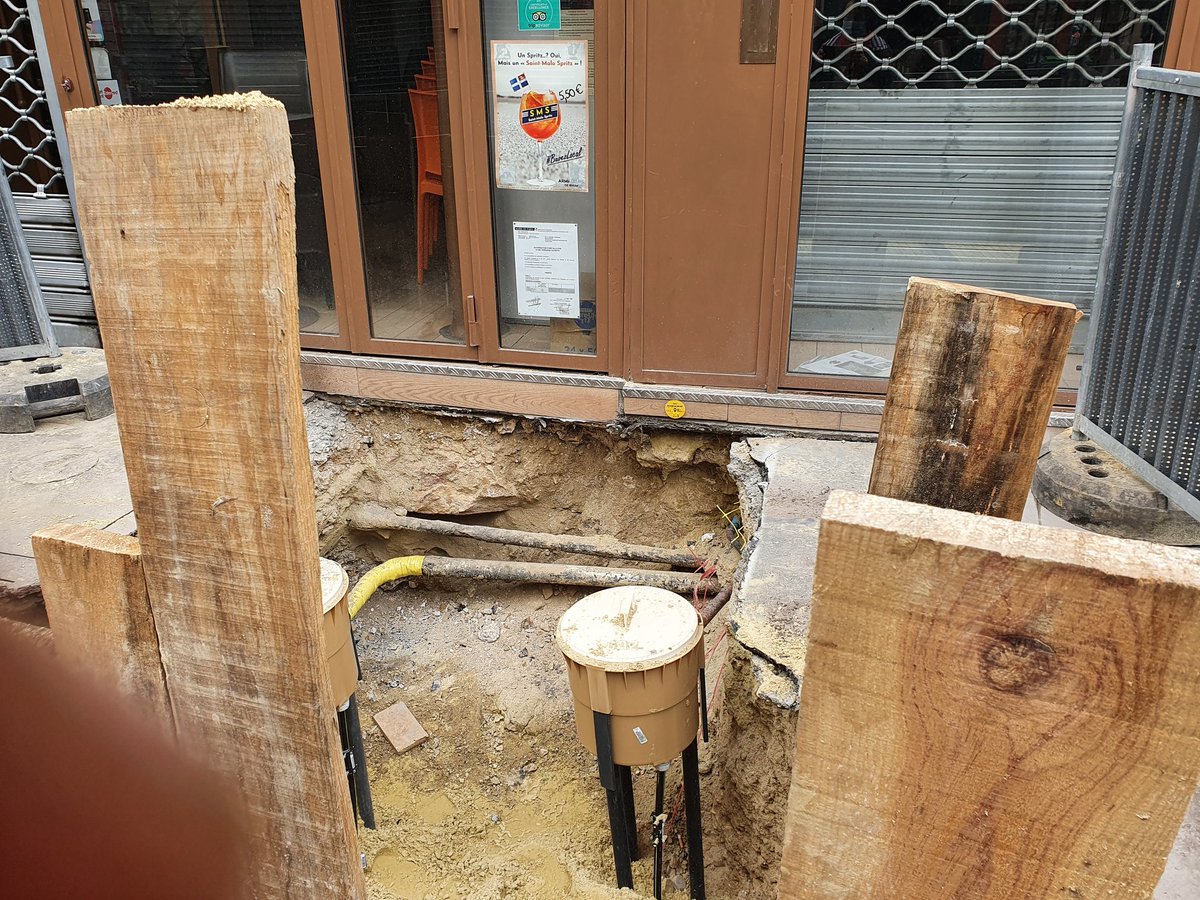 TreviseEnsemble's tweet photo. @VictimesTrevise @TreviseEnsemble #GRDF #VilledeParis notre sinistre du 12 janvier 2019. Dans quel état étaient les tuyaux de gaz. Voilà dans quel état sont les tuyaux rue du Faubourg Montmartre à quelques mètres du sinistre. Une honte. https://t.co/YuBHXfKwEY
