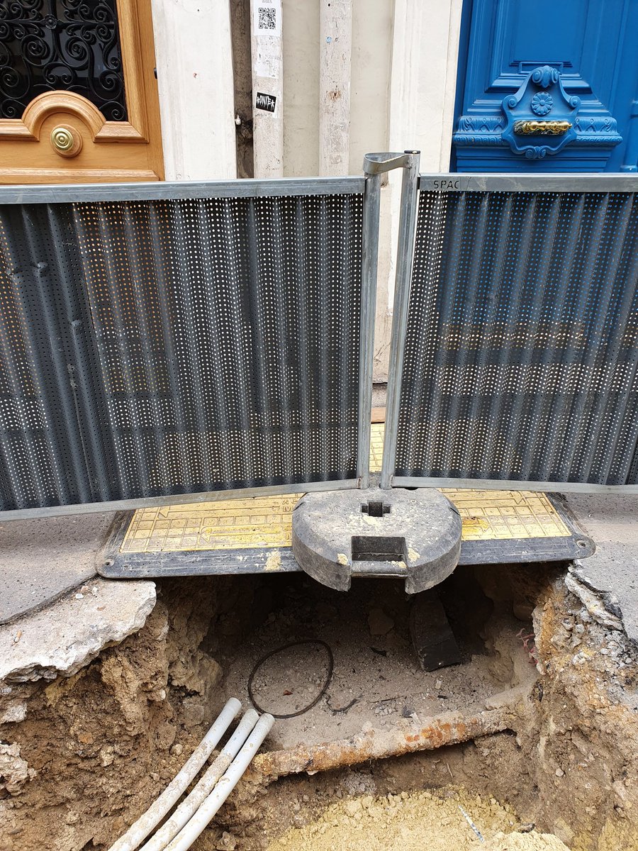 TreviseEnsemble's tweet photo. @VictimesTrevise @TreviseEnsemble #GRDF #VilledeParis notre sinistre du 12 janvier 2019. Dans quel état étaient les tuyaux de gaz. Voilà dans quel état sont les tuyaux rue du Faubourg Montmartre à quelques mètres du sinistre. Une honte. https://t.co/YuBHXfKwEY