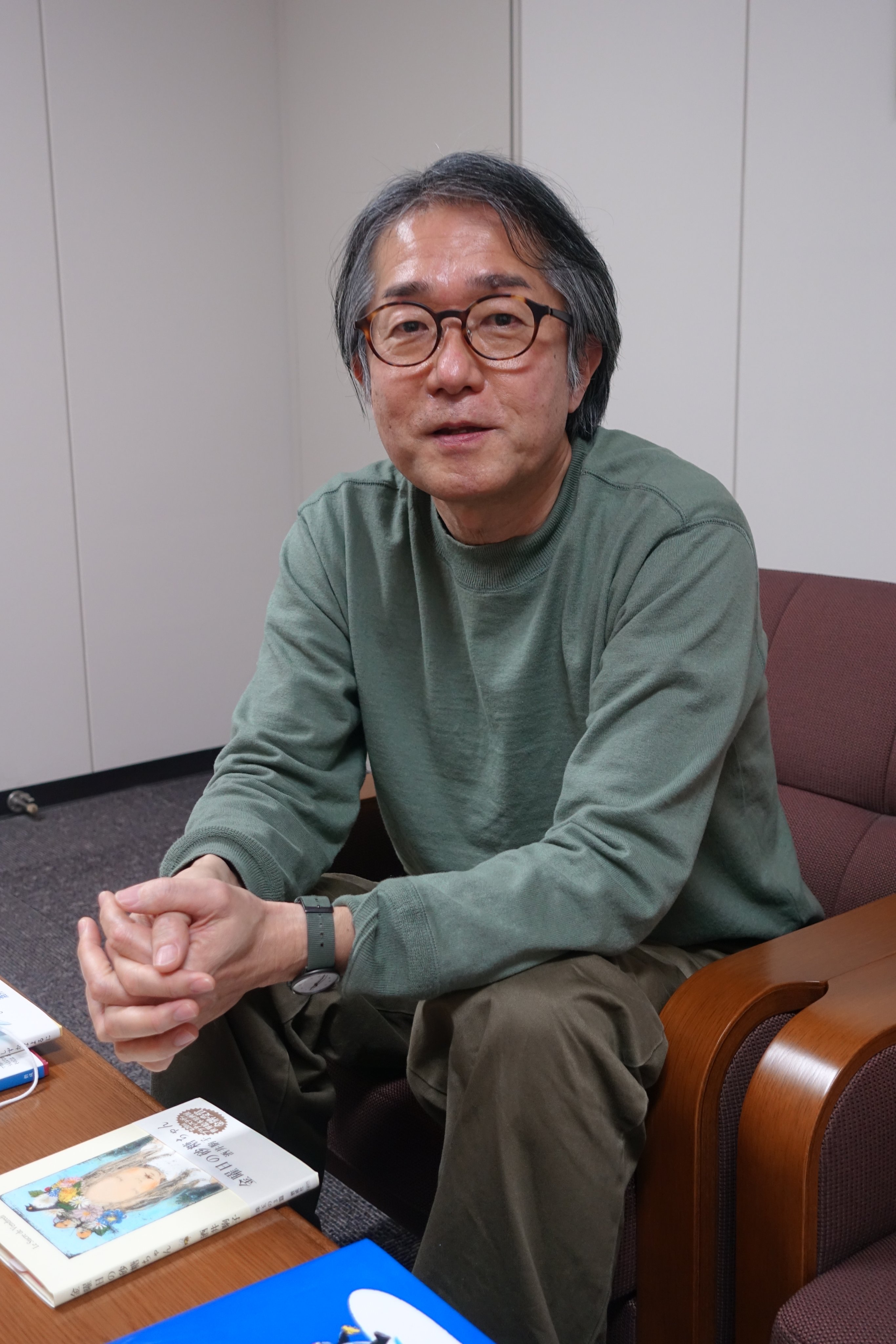 Play Play インタビュー しあわせの編集者 偕成社 広松健児さん 酒井駒子さんの絵本 金曜日の砂糖 ちゃん はんなちゃんがめをさましたら という酒井さんの独自の世界観が表現された絵本を編集した 偕成社の広松健児さんにお話を聞きまし