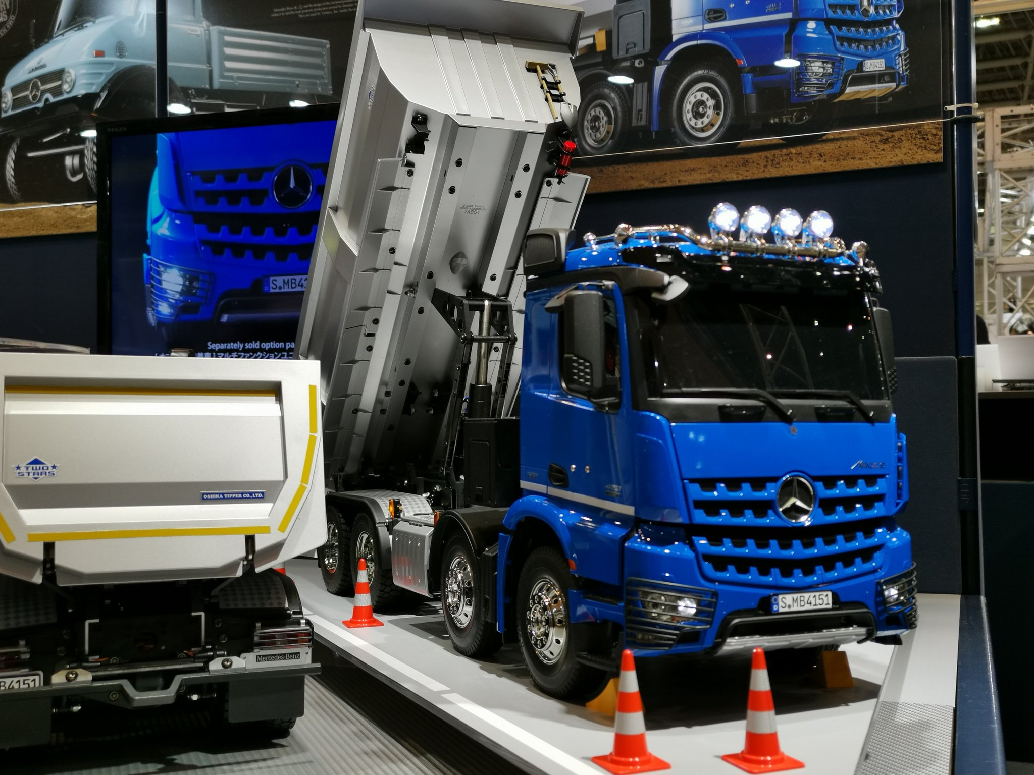 TAMIYA 1/14 R/C MERCEDES-BENZ AROCS 4151 8x4 TIPPER TRUCK