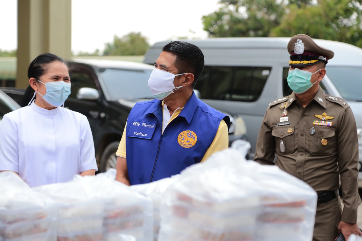 DhammakayaInfo's tweet photo. 12 พค.64 คณะสงฆ์อำเภอคลองหลวง ร่วมกับ #มูลนิธิธรรมกาย มอบอาหารปรุงสุกใหม่ 5,600กล่อง แด่นายนิติชัย วิริยานนท์ นายอ��เภอคลองหลวง สนับสนุนและเป็นกำลังใจแด่บุคลากรทางการแพทย์และผู้ป่วยจากการติดเชื้อโควิด-19 ณ รพ.สนามม.เทคโนโล��ีราชมงคลธัญบุรี จ.ปทุมธานี  
#โควิด19 #โควิดวันนี้ https://t.co/GaWUJXncyD