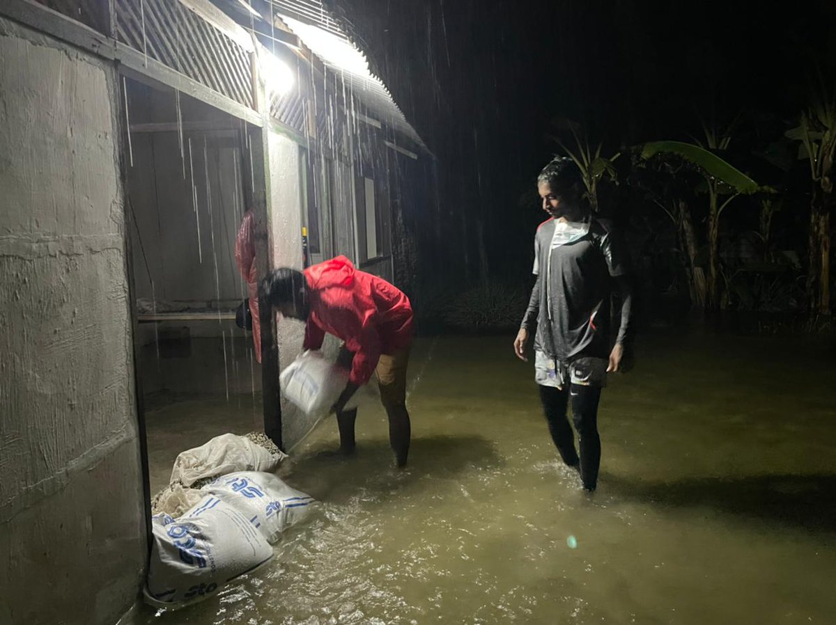 📷 Our officers working tirelessly to help people and mitigate damages in rain-affected areas around the country.